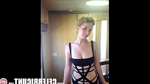 грудастая лесбиянка массирует титьки любовницы